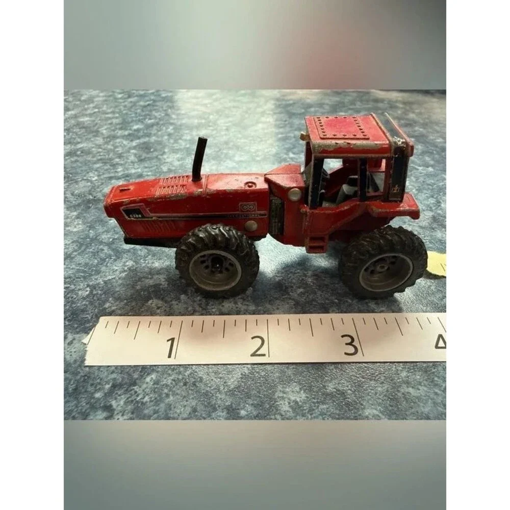 Vintage ERTL 1/64 International Harvester 6388 2+2 Tractor with Round Baler